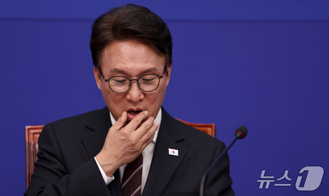 (서울=뉴스1) 구윤성 기자 = 김민석 더불어민주당 대표가 29일 서울 여의도 국회에서 열린 공천혁신단 출범식에 참석해 자료를 살피고 있다. 2026.9.29/뉴스1