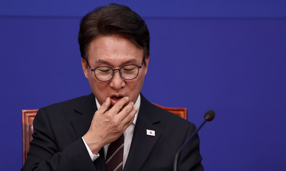 자료 살피는 김민석 대표