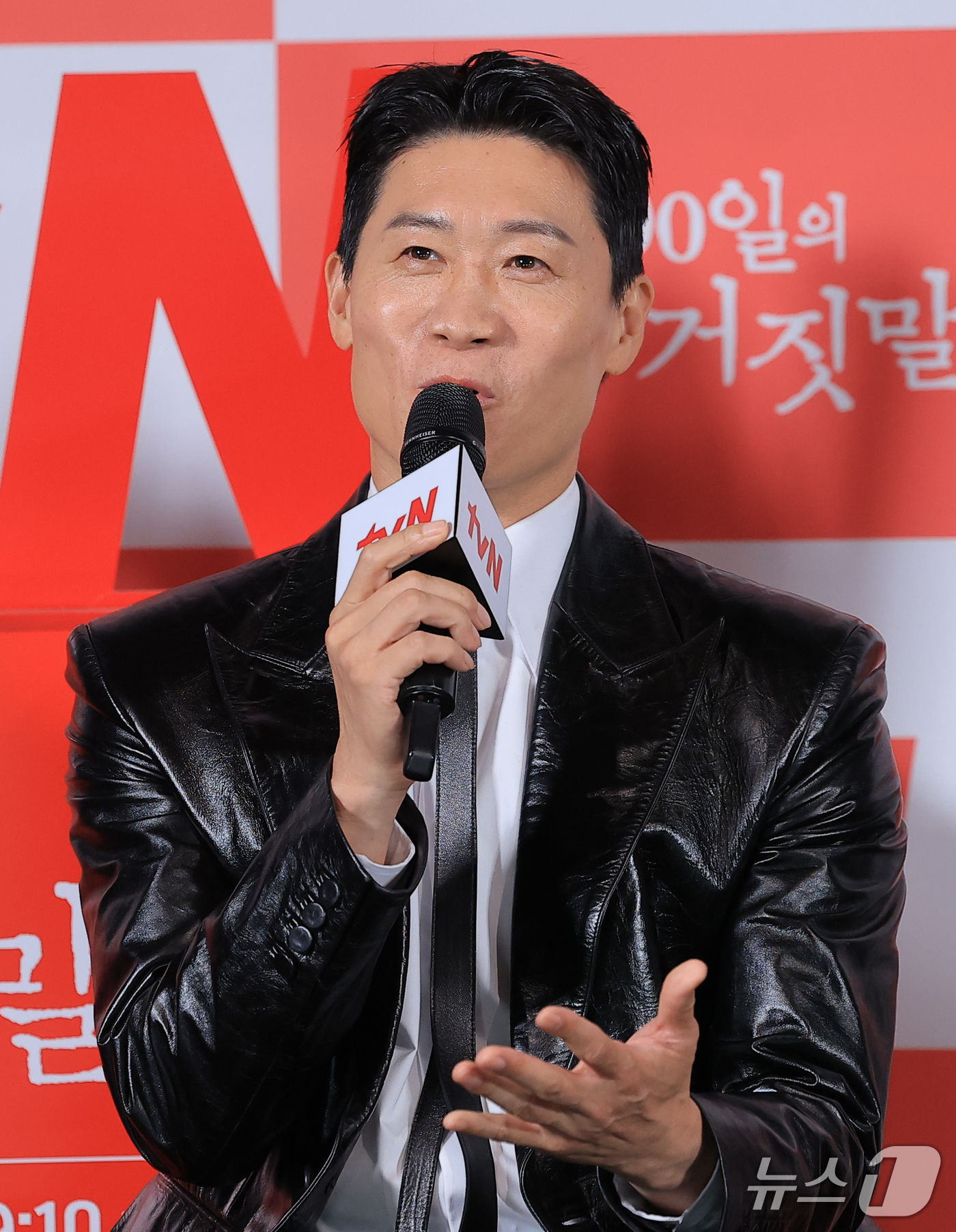 (서울=뉴스1) 권현진 기자 = 배우 진선규가 29일 서울 용산구 CGV 용산아이파크몰에서 열린 tvN 20주년 특별기획 새 토일드라마 '100일의 거짓말' 제작발표회에 참석해 인 …