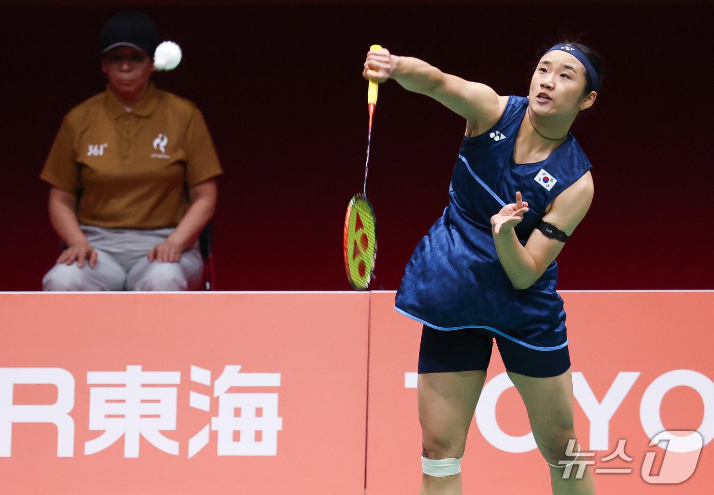 본문 이미지 - 대한민국 안세영이 29일 일본 이치노미야 시립체육관에서 열린 2026 아이치·나고야 아시안게임 배드민턴 여자 단식 결승전에서 일본의 야마구치 아카네와 맞대결을 펼치고 있다. 2026.9.29 ⓒ 뉴스1 안은나 기자