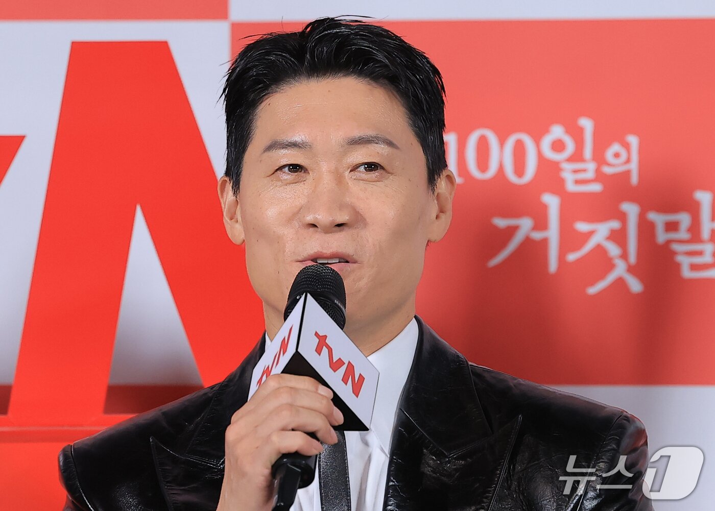 본문 이미지 - 배우 진선규가 29일 서울 용산구 CGV 용산아이파크몰에서 열린 tvN 20주년 특별기획 새 토일드라마 '100일의 거짓말' 제작발표회에 참석해 인사말을 하고 있다. '100일의 거짓말'은 밀정이 된 경성 최고의 소매치기와 조선총독부의 엘리트 통역관이 적의 심장부에서 마주하며 벌어지는 100일간의 첩보 로맨스다. 2026.9.29 ⓒ 뉴스1 권현진 기자