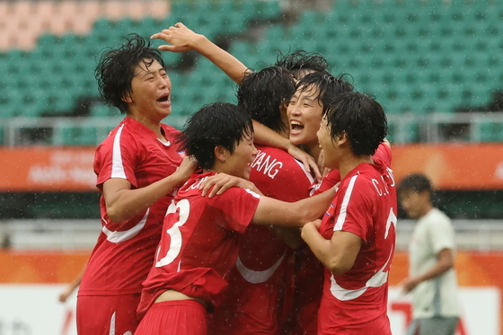 환호하는 북한 여자 축구 대표팀