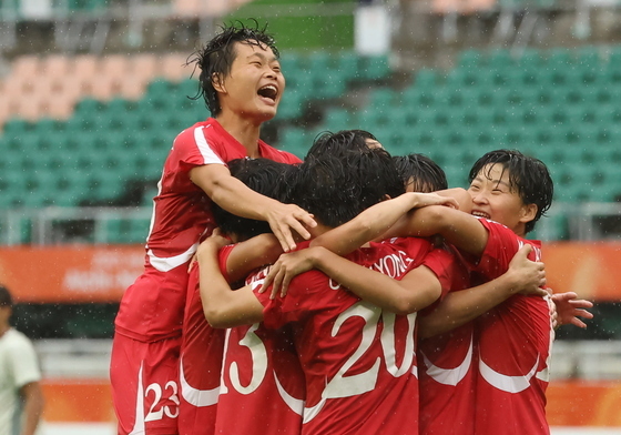 기쁨 나누는 북한 여자축구