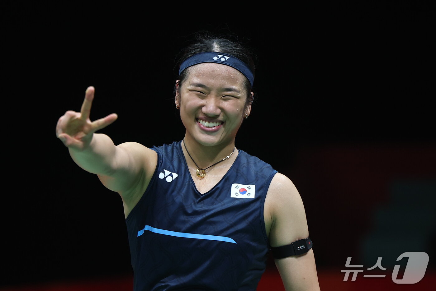 본문 이미지 - 대한민국 안세영이 29일 일본 이치노미야 시립체육관에서 열린 2026 아이치·나고야 아시안게임 배드민턴 여자 단식 결승전에서 금메달을 확정한 후 손가락으로 브이자를 그리고 있다. 2026.9.29 ⓒ 뉴스1 김도우 기자