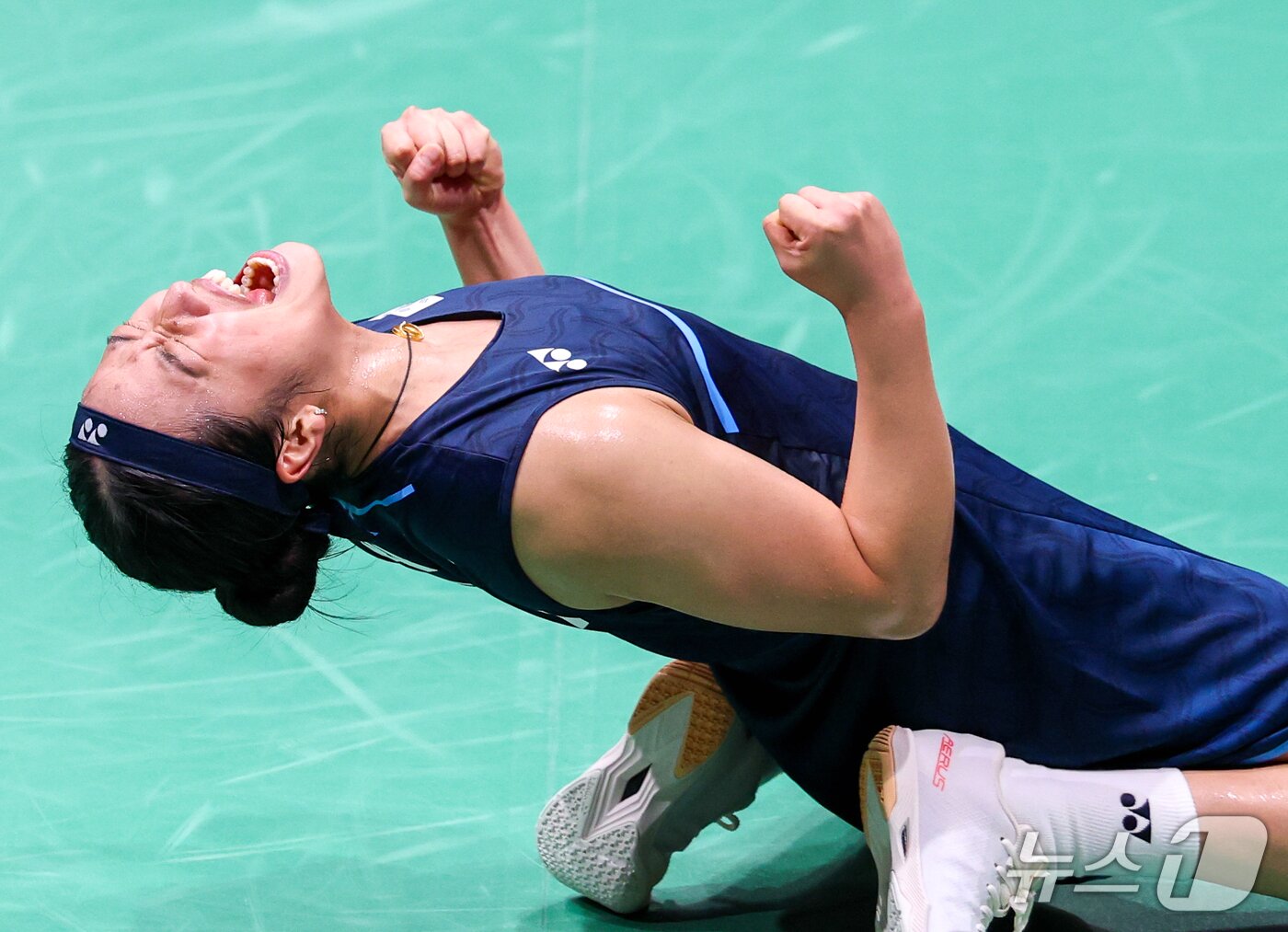 본문 이미지 - 대한민국 안세영이 29일 일본 이치노미야 시립체육관에서 열린 2026 아이치·나고야 아시안게임 배드민턴 여자 단식 결승전에서 일본의 야마구치 아카네를 꺾고 금메달을 확정 짓자 포효하고 있다. 2026.9.29 ⓒ 뉴스1 안은나 기자