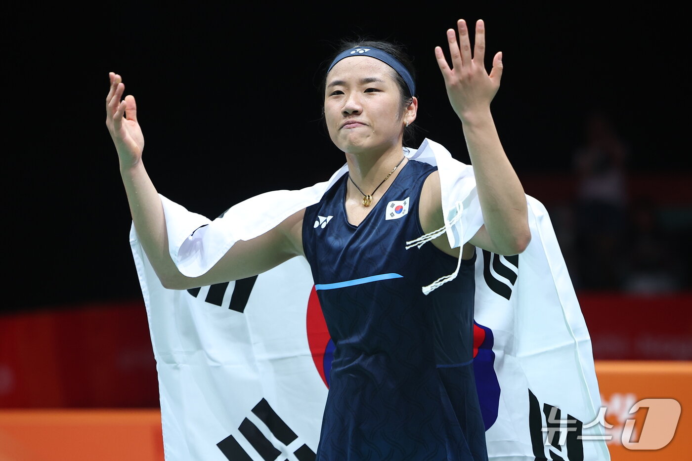 본문 이미지 - 29일 일본 이치노미야 시립체육관에서 열린 2026 아이치·나고야 아시안게임 배드민턴 여자 단식 결승전에서 일본의 야마구치 아카네를 꺾고 금메달을 차지한 안세영이 태극기 세리머니를 하고 있다. 2026.9.29 ⓒ 뉴스1 김도우 기자