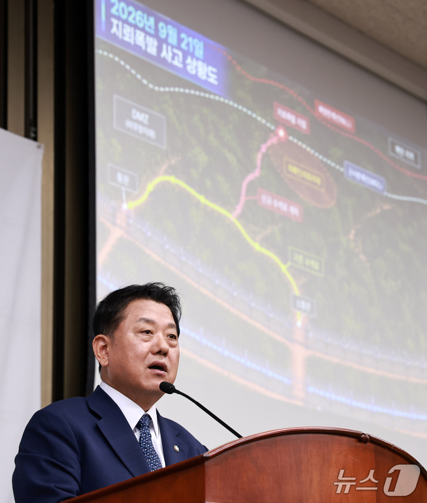 (서울=뉴스1) 구윤성 기자 = 국회 국방위원회 여당 간사인 김병주 더불어민주당 의원이 29일 서울 여의도 국회에서 열린 의원총회에서 서부전선 지뢰 추정 폭발사고 관련 상황 설명을 …