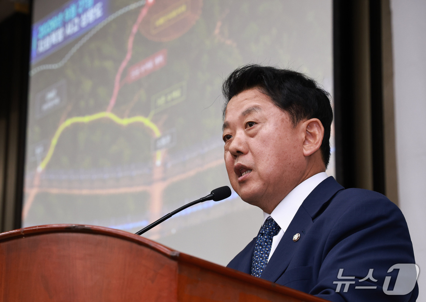 (서울=뉴스1) 구윤성 기자 = 국회 국방위원회 여당 간사인 김병주 더불어민주당 의원이 29일 서울 여의도 국회에서 열린 의원총회에서 서부전선 지뢰 추정 폭발사고 관련 상황 설명을 …
