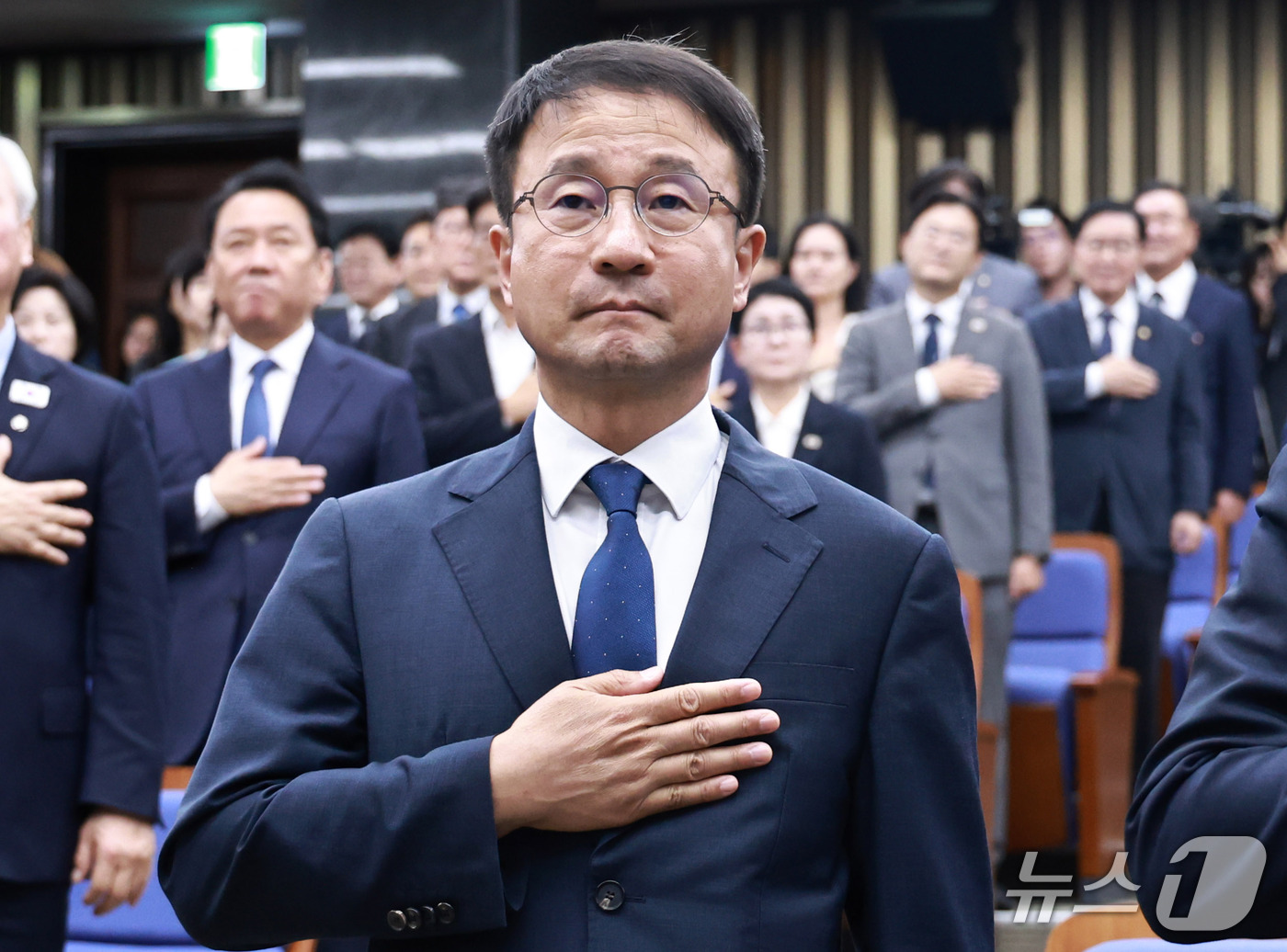 (서울=뉴스1) 구윤성 기자 = 한병도 더불어민주당 원내대표가 29일 서울 여의도 국회에서 열린 의원총회에서 국기에 대한 경례를 하고 있다. 2026.9.29/뉴스1