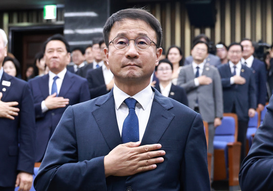국기에 대한 경례하는 한병도 원내대표