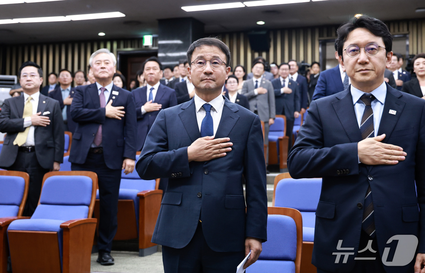 (서울=뉴스1) 구윤성 기자 = 한병도 더불어민주당 원내대표가 29일 서울 여의도 국회에서 열린 의원총회에서 국기에 대한 경례를 하고 있다. 2026.9.29/뉴스1