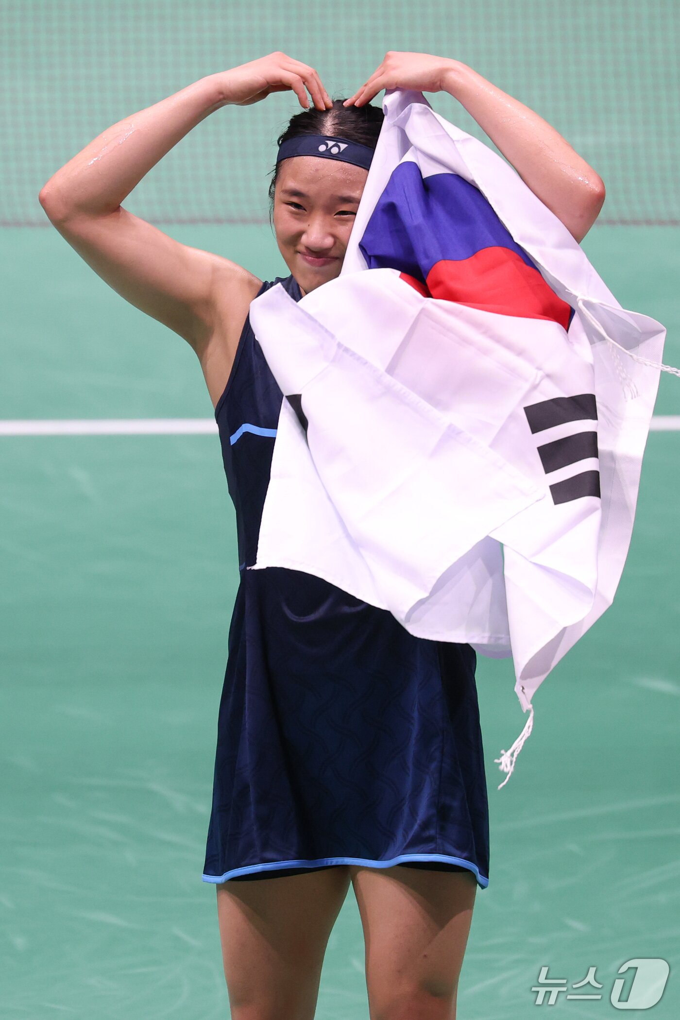 본문 이미지 - 대한민국 안세영이 29일 일본 이치노미야 시립체육관에서 열린 2026 아이치·나고야 아시안게임 배드민턴 여자 단식 결승전에서 일본의 야마구치 아카네를 꺾고 금메달을 확정 짓자 관중석을 향해 하트를 보내고 있다. 2026.9.29 ⓒ 뉴스1 안은나 기자