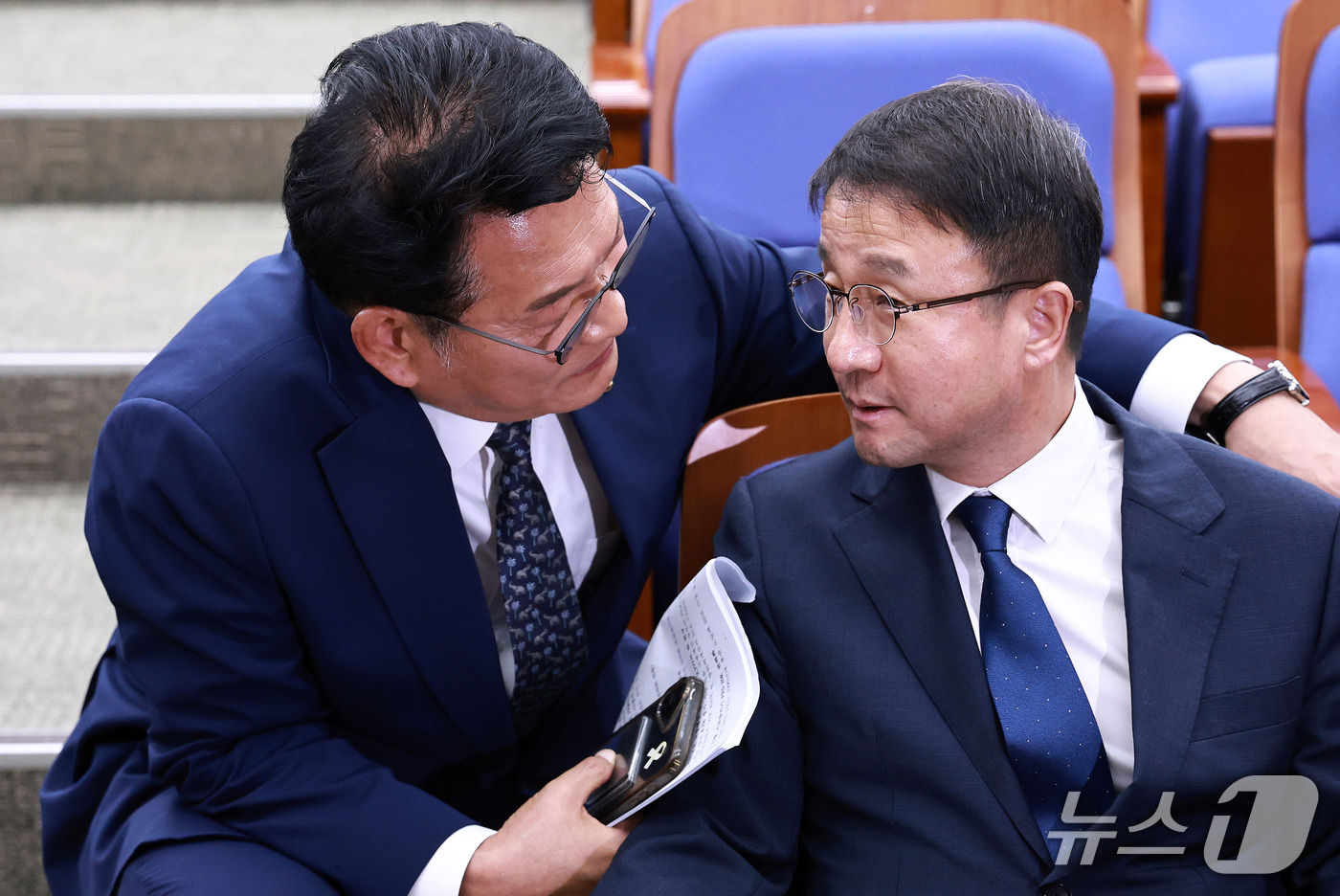 (서울=뉴스1) 구윤성 기자 = 한병도 더불어민주당 원내대표(오른쪽)와 송영길 의원이 29일 서울 여의도 국회에서 열린 의원총회에 참석해 대화하고 있다. 2026.9.29/뉴스1