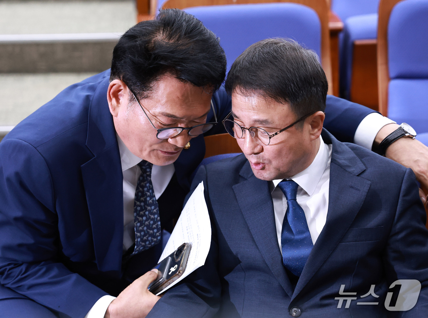 (서울=뉴스1) 구윤성 기자 = 한병도 더불어민주당 원내대표(오른쪽)와 송영길 의원이 29일 서울 여의도 국회에서 열린 의원총회에 참석해 대화하고 있다. 2026.9.29/뉴스1