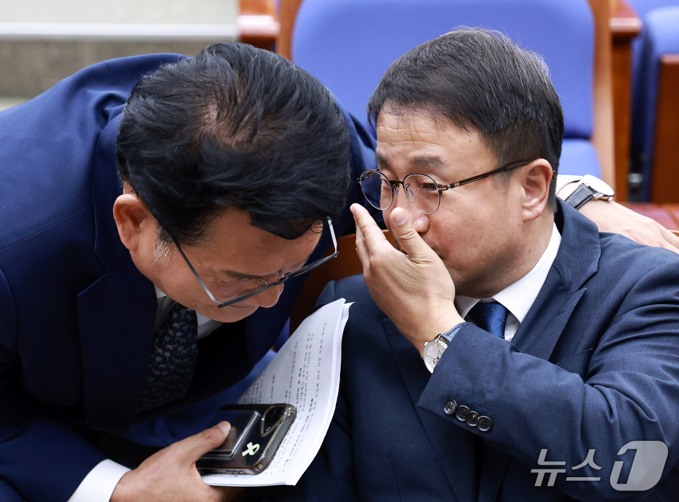 (서울=뉴스1) 구윤성 기자 = 더불어민주당 한병도 원내대표(오른쪽)와 송영길 의원이 29일 서울 여의도 국회에서 열린 의원총회에 참석해 대화하고 있다. 2026.9.29/뉴스1