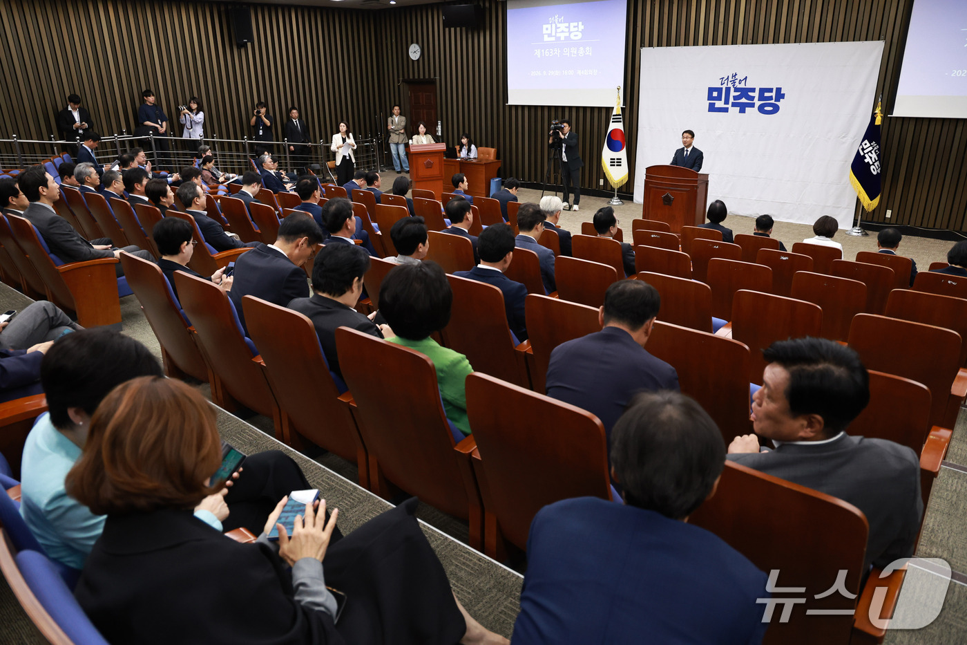 (서울=뉴스1) 구윤성 기자 = 한병도 더불어민주당 원내대표가 29일 서울 여의도 국회에서 열린 의원총회에서 모두발언을 하고 있다. 2026.9.29/뉴스1