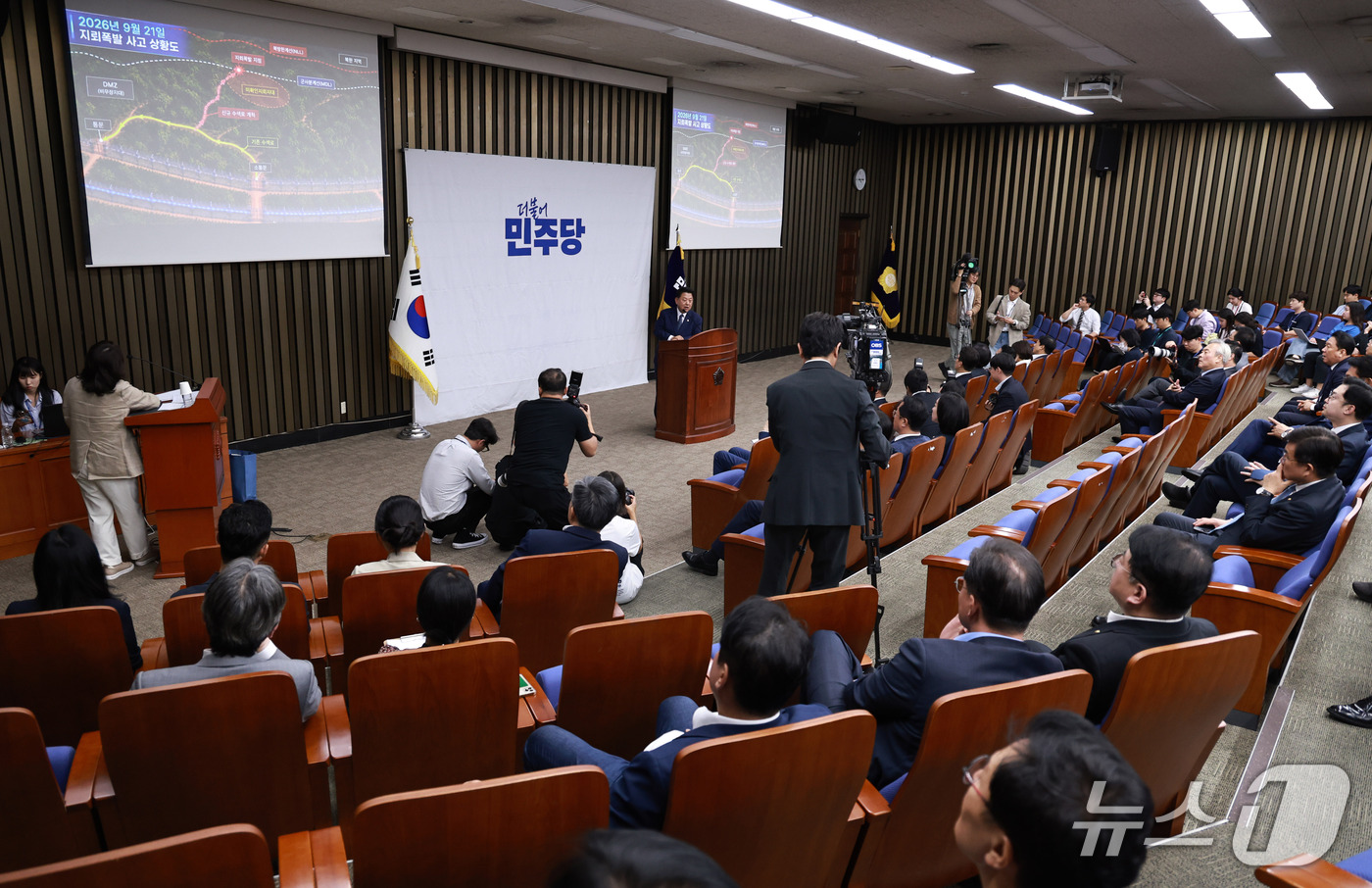 (서울=뉴스1) 구윤성 기자 = 국회 국방위원회 여당 간사인 김병주 더불어민주당 의원이 29일 서울 여의도 국회에서 열린 의원총회에서 서부전선 지뢰 추정 폭발사고 관련 설명을 하고 …
