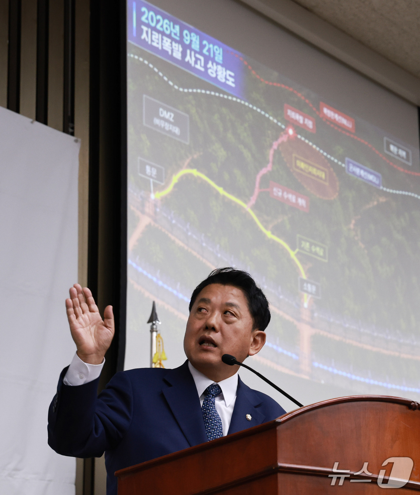 (서울=뉴스1) 구윤성 기자 = 국회 국방위원회 여당 간사인 김병주 더불어민주당 의원이 29일 서울 여의도 국회에서 열린 의원총회에서 서부전선 비무장지대(DMZ) 지뢰 추정 폭발사 …
