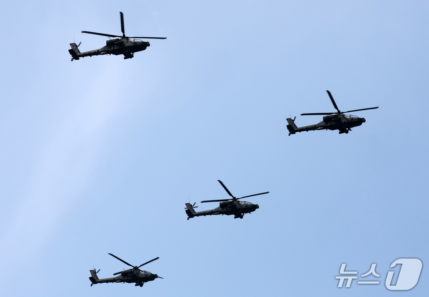 (계룡=뉴스1) 김기태 기자 = 지난 29일 충남 계룡대 활주로에서 열린 제78주년 국군의 날 기념식 미디어데이에서 AH-64E 아파치 가디언이 공중 분열을 선보이고 있다.2026 …