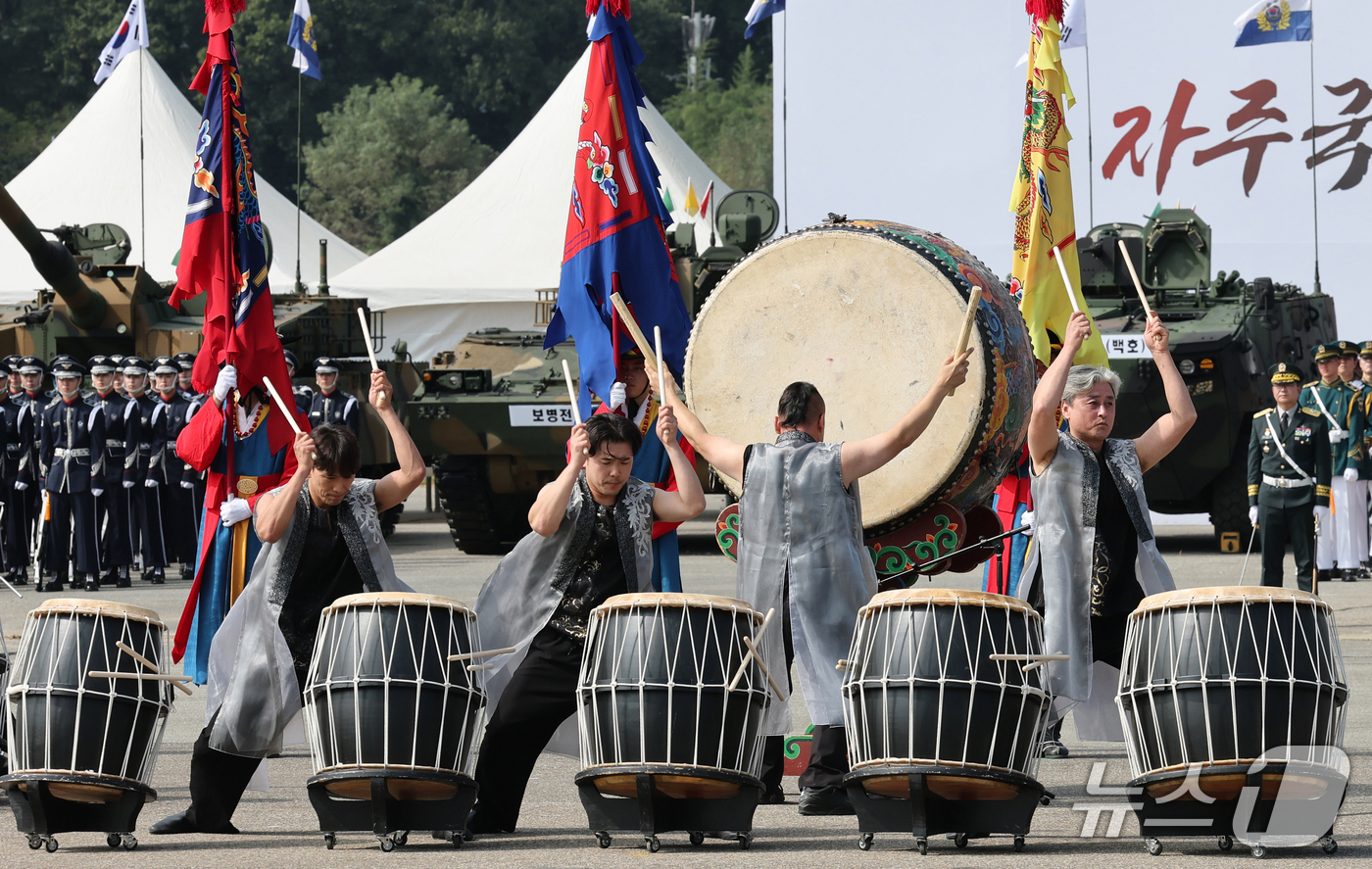 (계룡=뉴스1) 김기태 기자 = 지난 29일 충남 계룡대 활주로에서 열린 제78주년 국군의 날 기념식 미디어데이에서 한국전통문화예술원 '태극' 단원들이 민·군 모듬북 공연을 선보이 …