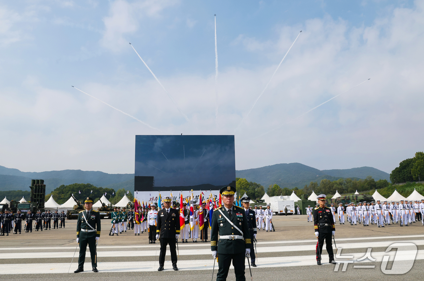 (계룡=뉴스1) 김기태 기자 = 지난 29일 충남 계룡대 활주로에서 열린 제78주년 국군의 날 기념식 미디어데이에서 블랙이글스가 화려한 기동을 펼치고 있다. 2026.10.1/뉴스 …