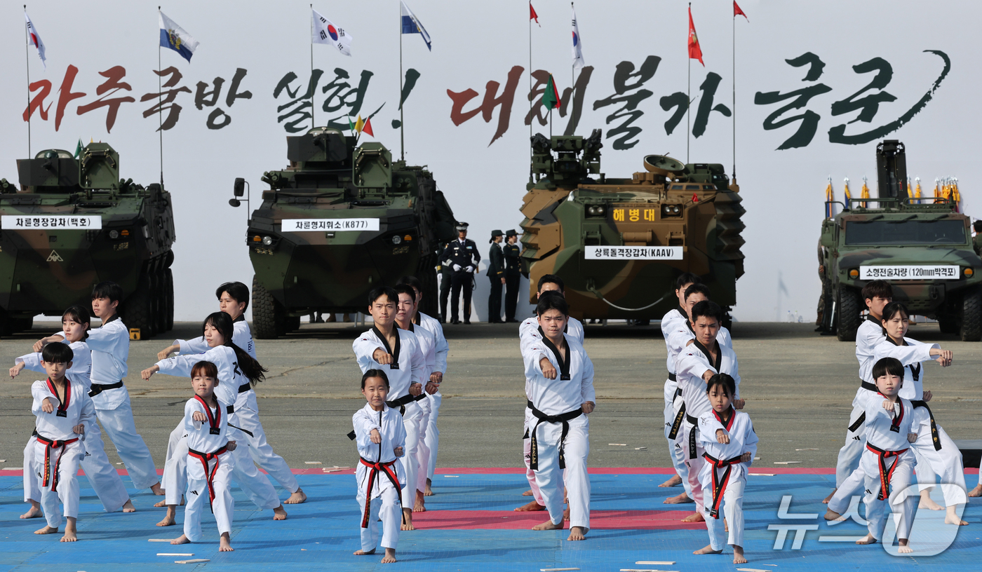 (계룡=뉴스1) 김기태 기자 = 지난 29일 충남 계룡대 활주로에서 열린 제78주년 국군의 날 기념식 미디어데이에서 민군통합 태권도 시범을 선보이고 있다.2026.10.1/뉴스1
