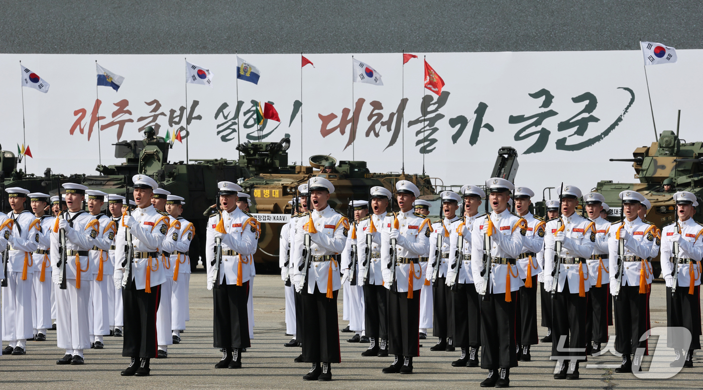 (계룡=뉴스1) 김기태 기자 = 지난 29일 충남 계룡대 활주로에서 열린 제78주년 국군의 날 기념식 미디어데이에서 군장병이 경례를 하고 있다.2026.10.1/뉴스1