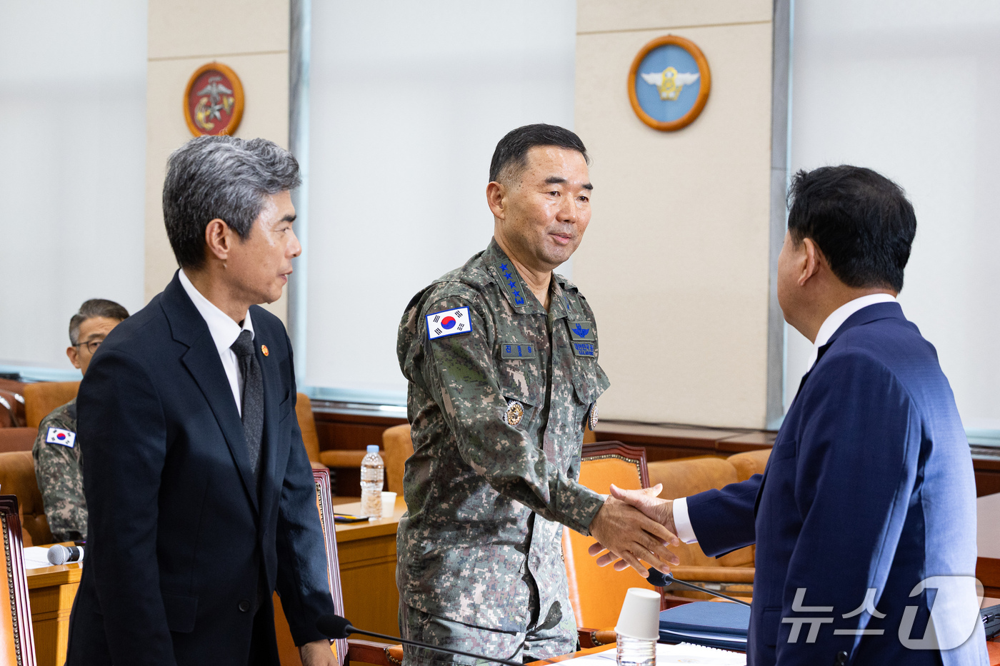 (서울=뉴스1) 유승관 기자 = 강신철 국방부 장관(왼쪽)과 진영승 합동참모의장이 29일 서울 여의도 국회에서 열린 제439회 국회(정기회) 국방위원회 제4차 전체회의에 출석해 김 …