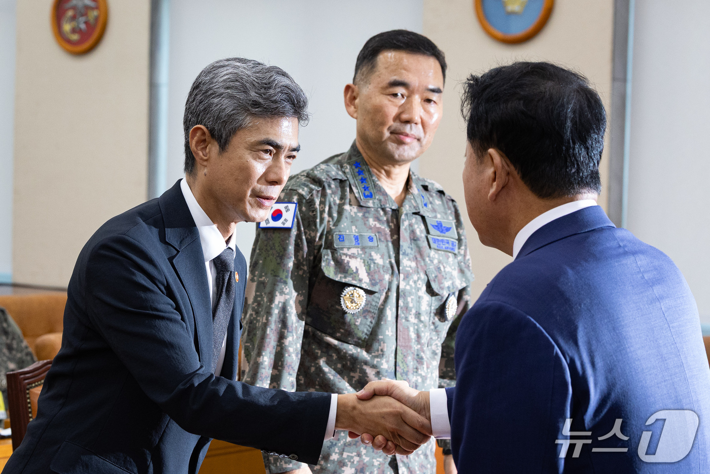 (서울=뉴스1) 유승관 기자 = 강신철 국방부 장관(왼쪽)과 진영승 합동참모의장이 29일 서울 여의도 국회에서 열린 제439회 국회(정기회) 국방위원회 제4차 전체회의에 출석해 김 …