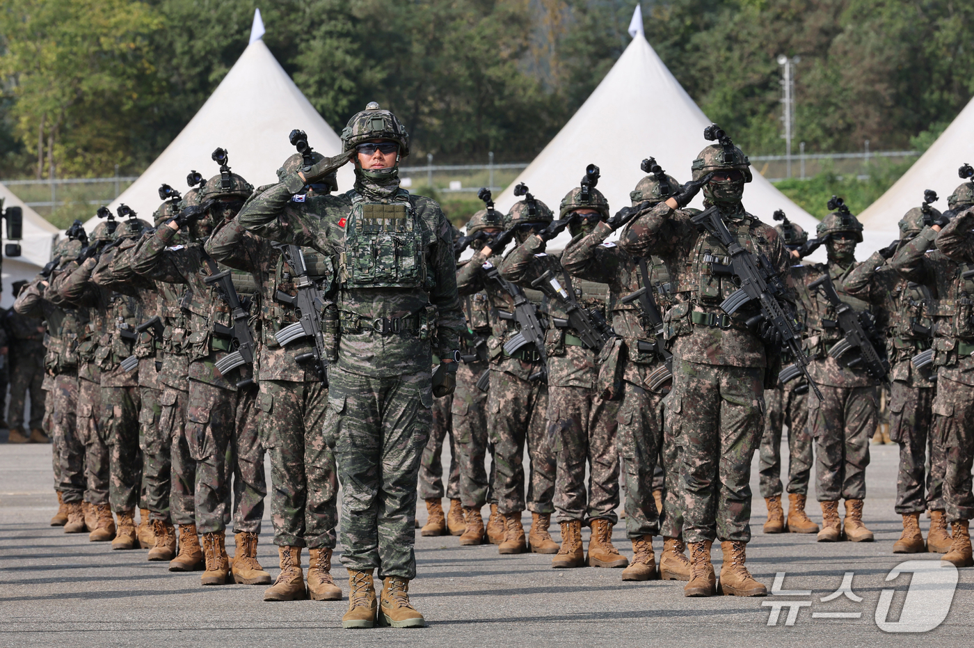 (계룡=뉴스1) 김기태 기자 = 지난 29일 충남 계룡대 활주로에서 열린 제78주년 국군의 날 기념식 미디어데이에서 군장병이 거수경례를 하고 있다.2026.10.1/뉴스1