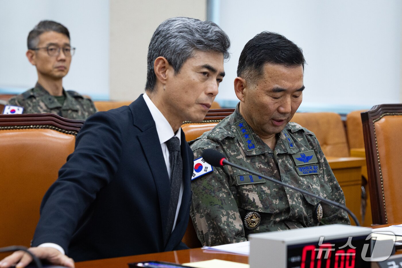 본문 이미지 - 강신철 국방부 장관(왼쪽)과 진영승 합동참모의장이 29일 서울 여의도 국회에서 열린 제439회 국회(정기회) 국방위원회 제4차 전체회의에 출석해 비무장지대(DMZ) 지뢰 추정 폭발 사고 관련 현안보고에 앞서 대화하고 있다. 2026.9.29 ⓒ 뉴스1 유승관 기자