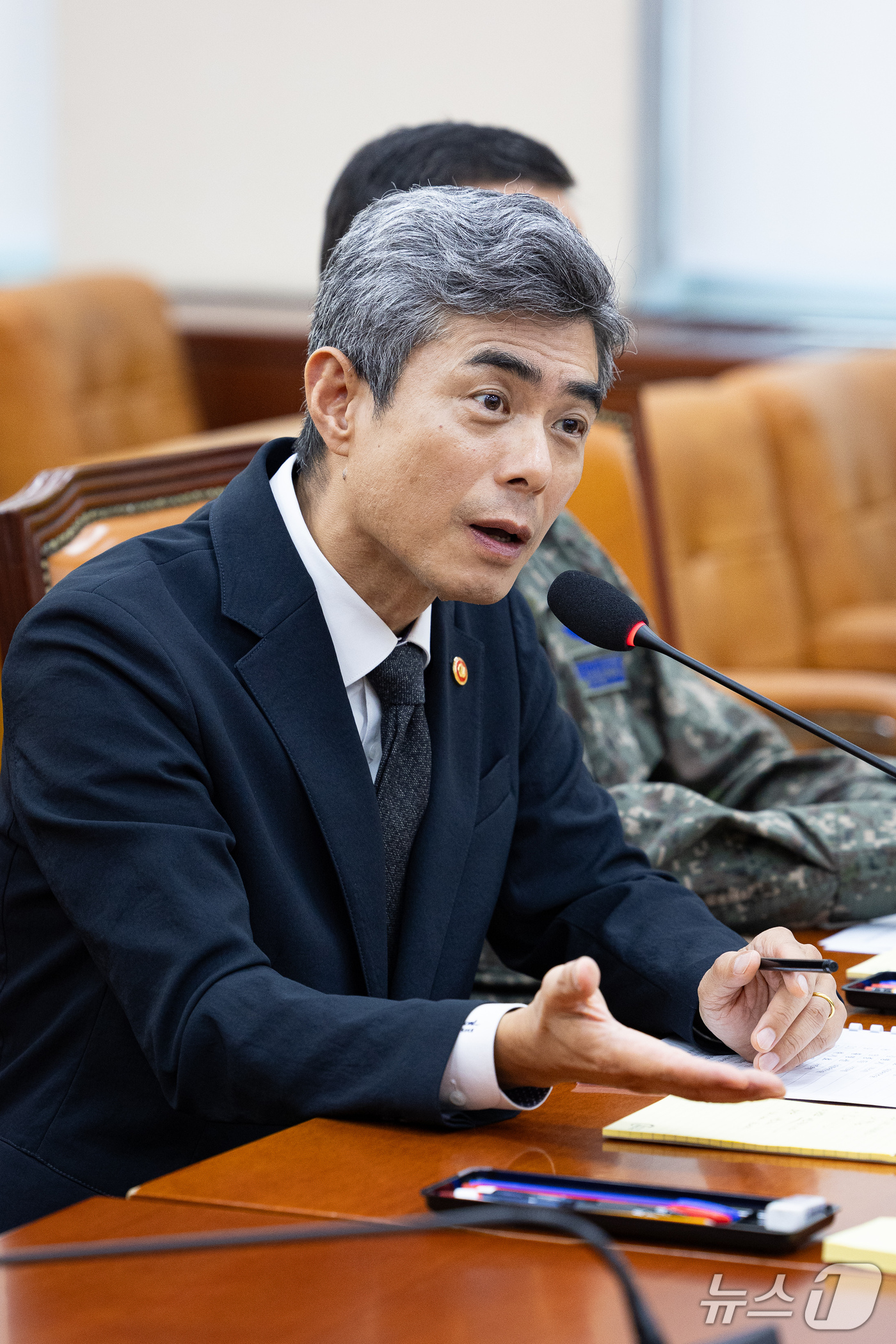 (서울=뉴스1) 유승관 기자 = 강신철 국방부 장관이 29일 서울 여의도 국회에서 열린 제439회 국회(정기회) 국방위원회 제4차 전체회의에 출석해 비무장지대(DMZ) 지뢰 추정 …