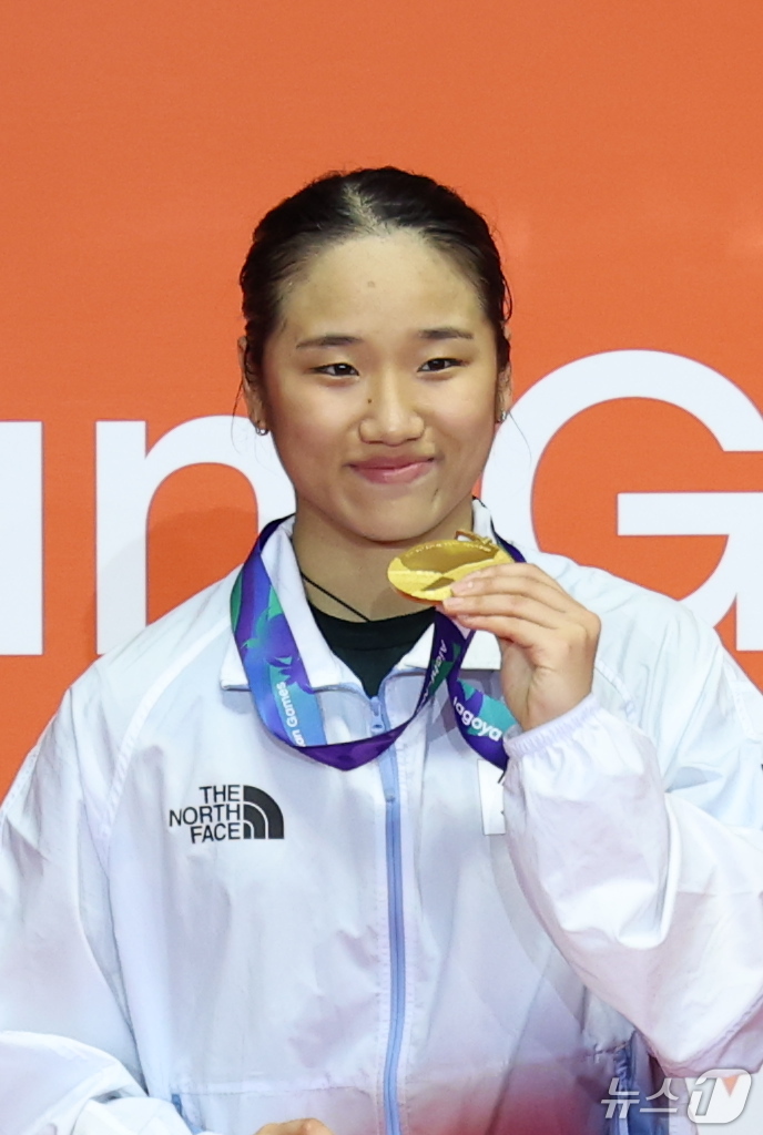 (이치노미야=뉴스1) 안은나 기자 = 대한민국 안세영이 29일 일본 이치노미야 시립체육관에서 열린 2026 아이치·나고야 아시안게임 배드민턴 여자 단식 시상식에서 금메달을 들어 보 …