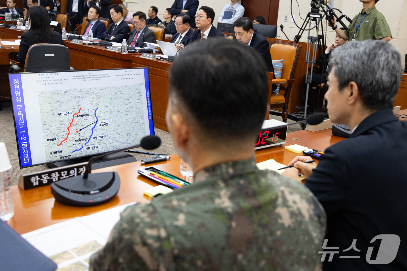 (서울=뉴스1) 유승관 기자 = 강신철 국방부 장관(오른쪽)과 진영승 합동참모의장이 29일 서울 여의도 국회에서 열린 제439회 국회(정기회) 국방위원회 제4차 전체회의에 출석해 …