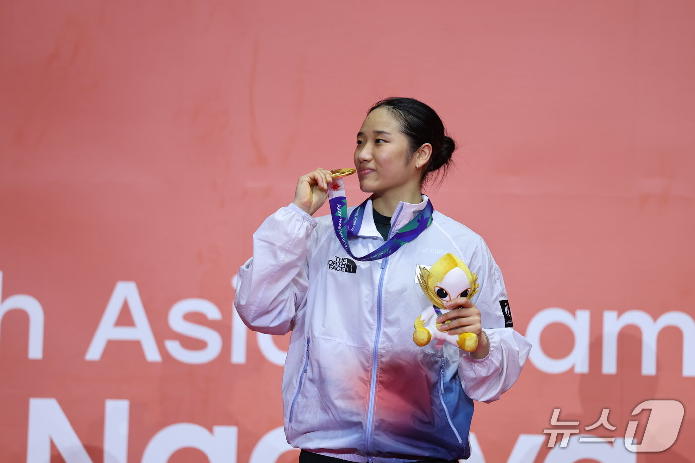 본문 이미지 - 대한민국 안세영이 29일 일본 이치노미야 시립체육관에서 열린 2026 아이치·나고야 아시안게임 배드민턴 여자 단식 시상식에서 금메달을 들고 포즈를 취하고 있다. 안세영은 결승에서 일본의 야마구치 아카네를 꺾고 2연패를 달성했다. 2026.9.29 ⓒ 뉴스1 김도우 기자