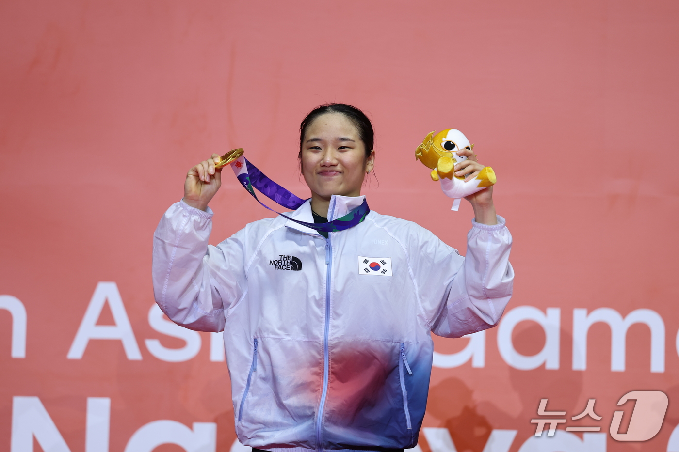 (이치노미야=뉴스1) 김도우 기자 = 대한민국 안세영이 29일 일본 이치노미야 시립체육관에서 열린 2026 아이치·나고야 아시안게임 배드민턴 여자 단식 시상식에서 금메달을 들고 포 …