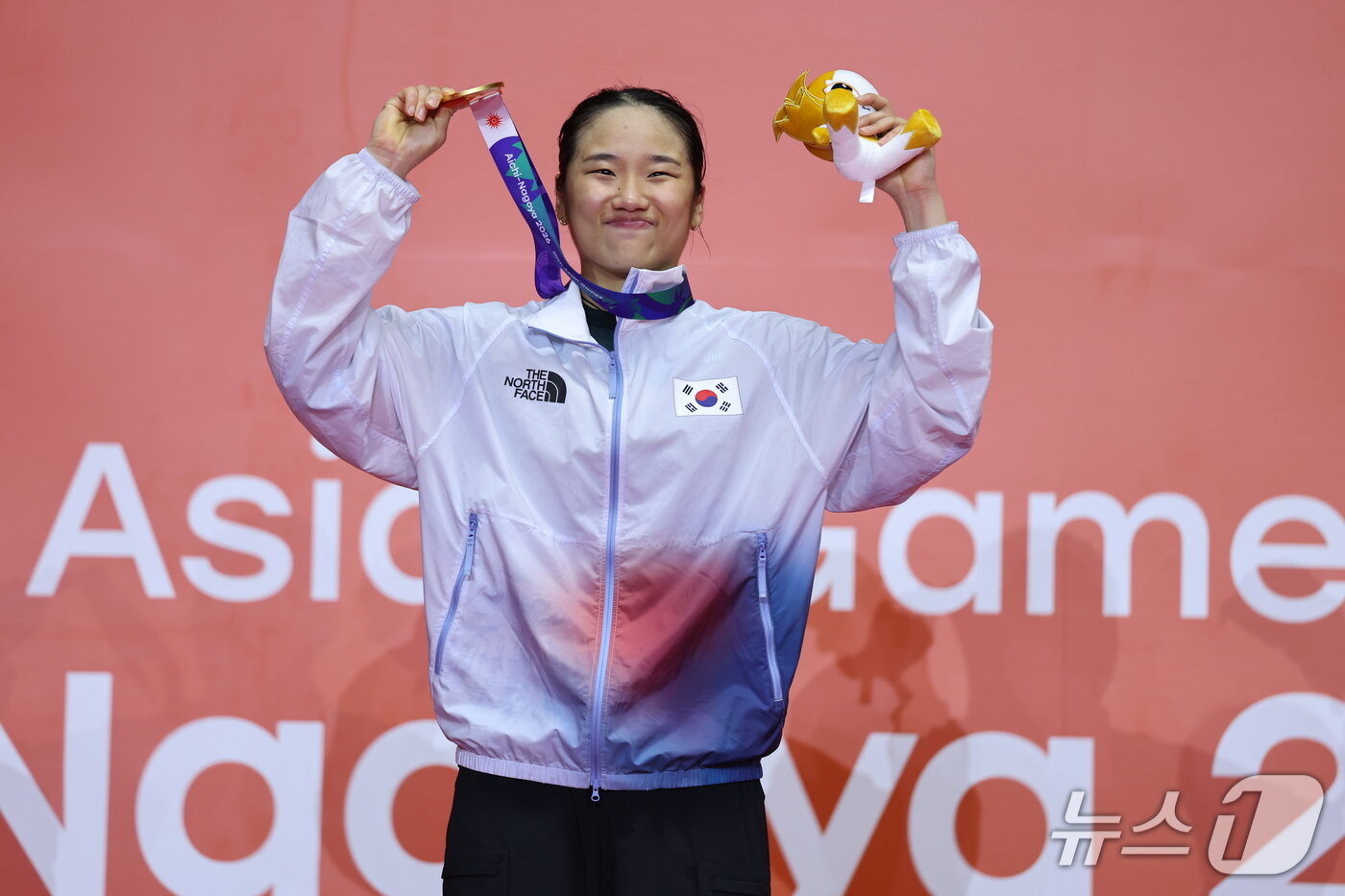 본문 이미지 - 대한민국 안세영이 29일 일본 이치노미야 시립체육관에서 열린 2026 아이치·나고야 아시안게임 배드민턴 여자 단식 시상식에서 금메달을 들고 포즈를 취하고 있다. 안세영은 결승에서 일본의 야마구치 아카네를 꺾고 2연패를 달성했다. 2026.9.29 ⓒ 뉴스1 김도우 기자