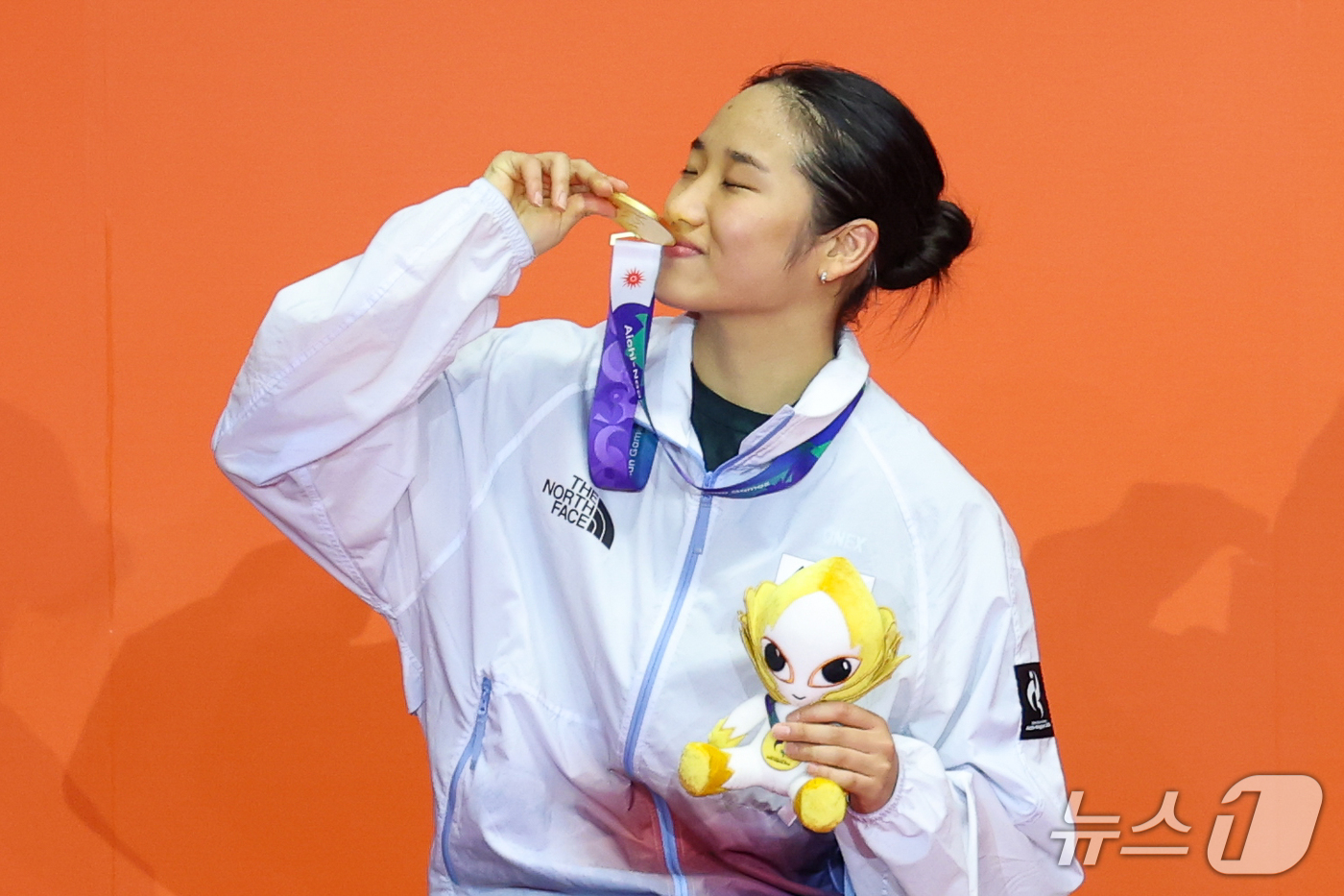 (이치노미야=뉴스1) 안은나 기자 = 대한민국 안세영이 29일 일본 이치노미야 시립체육관에서 열린 2026 아이치·나고야 아시안게임 배드민턴 여자 단식 시상식에서 금메달에 입맞추고 …