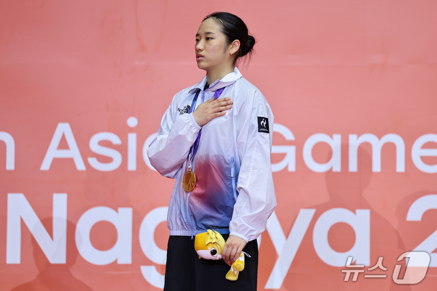 (이치노미야=뉴스1) 김도우 기자 = 대한민국 안세영이 29일 일본 이치노미야 시립체육관에서 열린 2026 아이치·나고야 아시안게임 배드민턴 여자 단식 시상식에서 국민의례를 하고 …