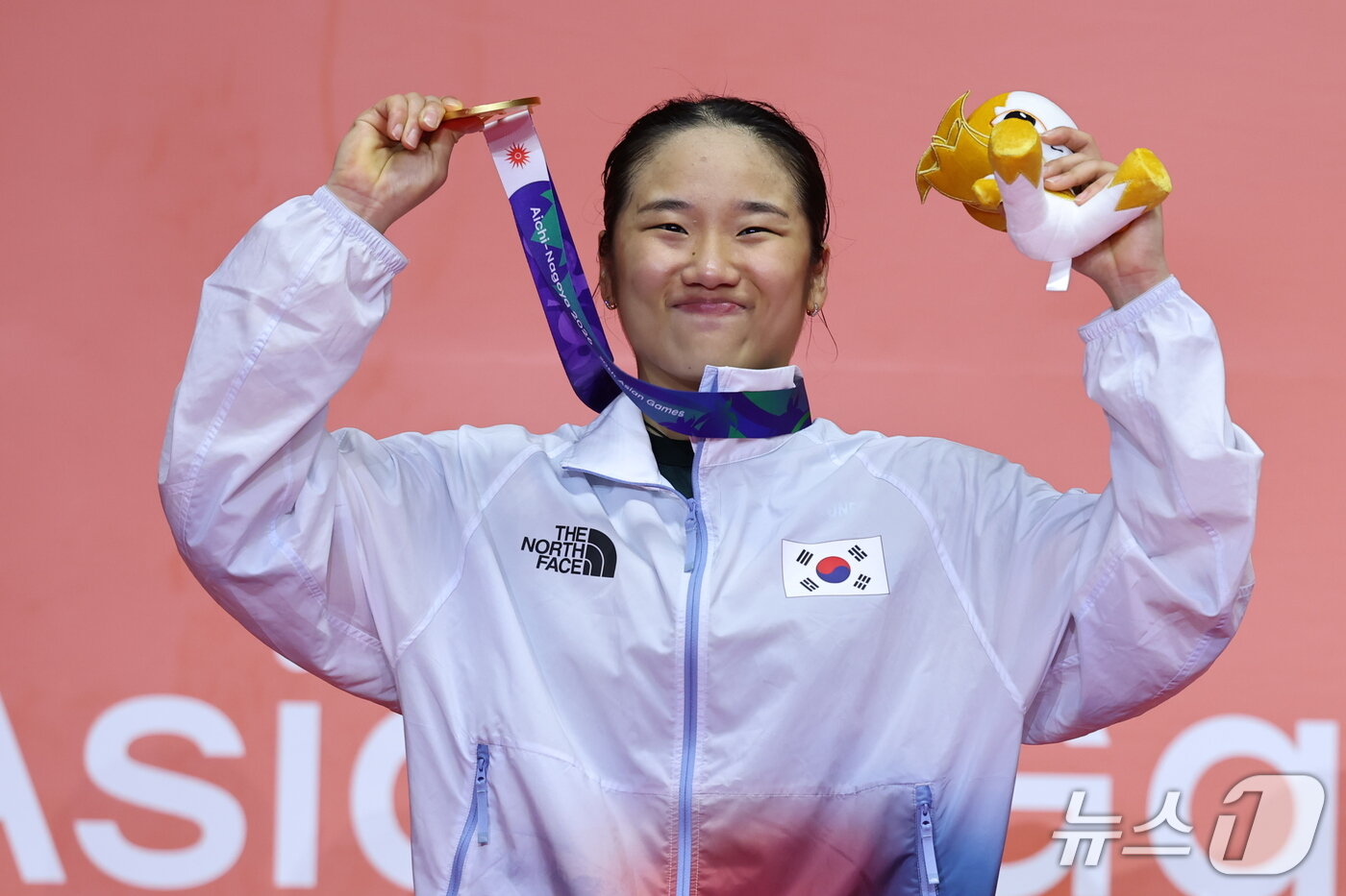 본문 이미지 - 대한민국 안세영이 29일 일본 이치노미야 시립체육관에서 열린 2026 아이치·나고야 아시안게임 배드민턴 여자 단식 시상식에서 금메달을 들고 포즈를 취하고 있다. 안세영은 결승에서 일본의 야마구치 아카네를 꺾고 2연패를 달성했다. 2026.9.29 ⓒ 뉴스1 김도우 기자