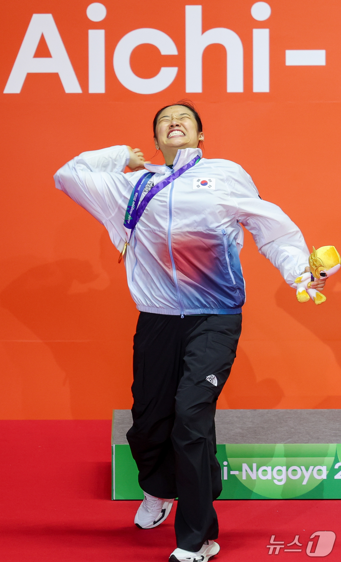 (이치노미야=뉴스1) 안은나 기자 = 대한민국 안세영이 29일 일본 이치노미야 시립체육관에서 열린 2026 아이치·나고야 아시안게임 배드민턴 여자 단식 시상식에서 금메달을 수상한 …