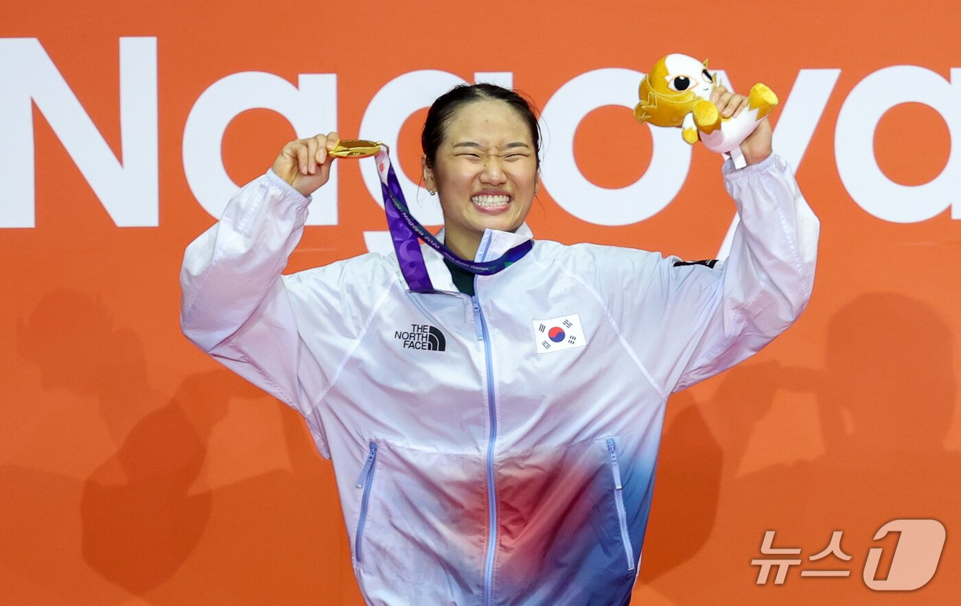 본문 이미지 - 대한민국 안세영이 29일 일본 이치노미야 시립체육관에서 열린 2026 아이치·나고야 아시안게임 배드민턴 여자 단식 시상식에서 금메달을 수상한 뒤 기뻐하고 있다. 2026.9.29 ⓒ 뉴스1 안은나 기자