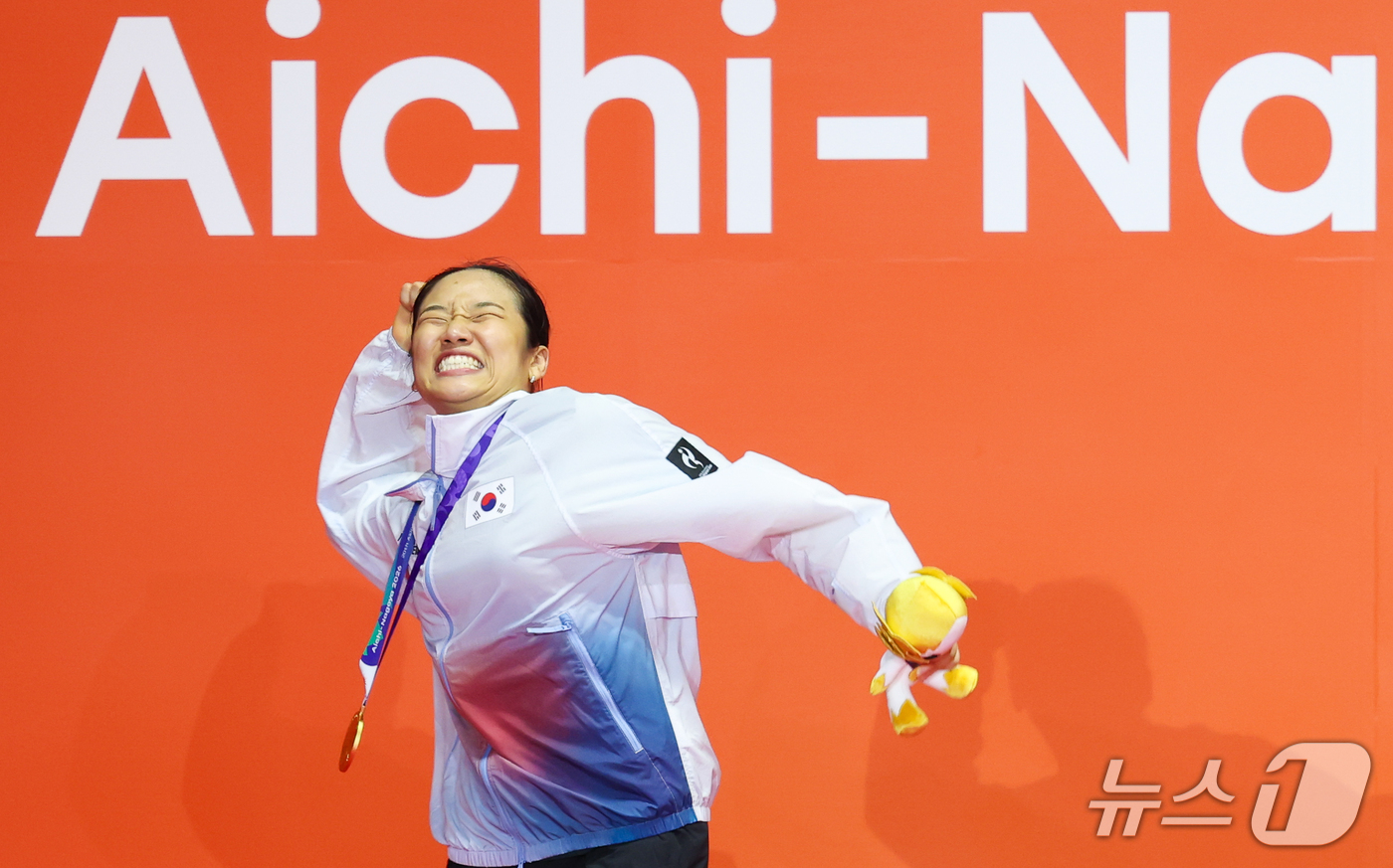 (이치노미야=뉴스1) 안은나 기자 = 대한민국 안세영이 29일 일본 이치노미야 시립체육관에서 열린 2026 아이치·나고야 아시안게임 배드민턴 여자 단식 시상식에서 금메달을 수상한 …