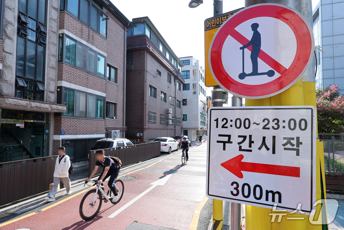(서울=뉴스1) 김성진 기자 = 서울시가 오는 30일부터 서울 강남구 대치동 학원가와, 은평구 연신내 로데오거리, 송파구 위례트랜짓몰 보행로 등을 '킥보드 없는 거리'로 운영한다. …