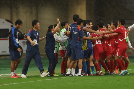 기뻐하는 북한 여자 축구 대표팀