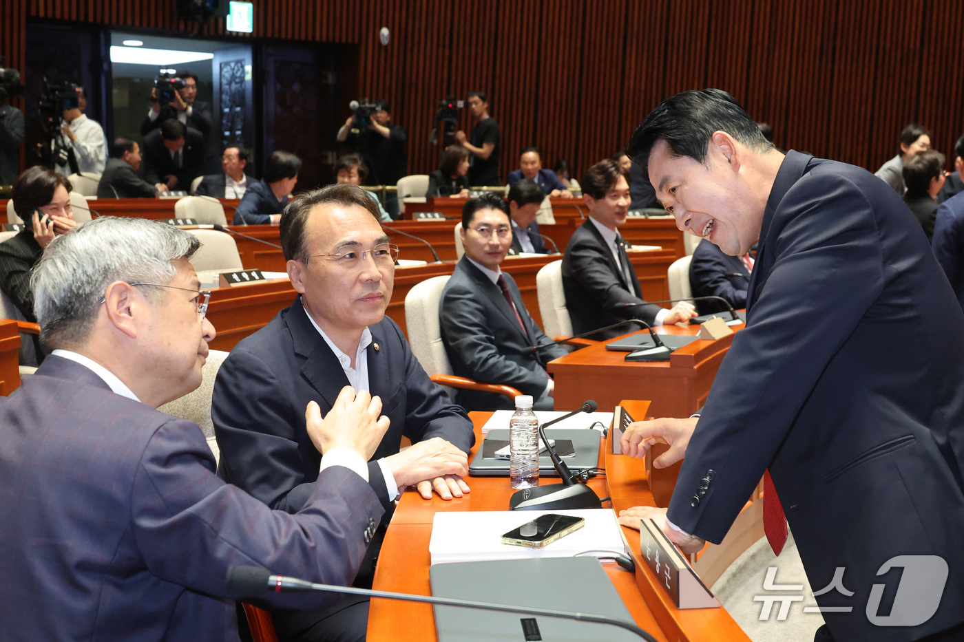(서울=뉴스1) 신웅수 기자 = 장동혁 국민의힘 대표가 29일 서울 여의도 국회에서 열린 의원총회에서 의원들과 대화하고 있다. 2026.9.29/뉴스1