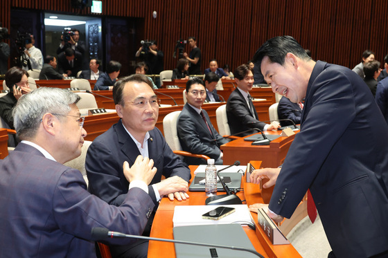 의원총회 대화하는 장동혁 대표