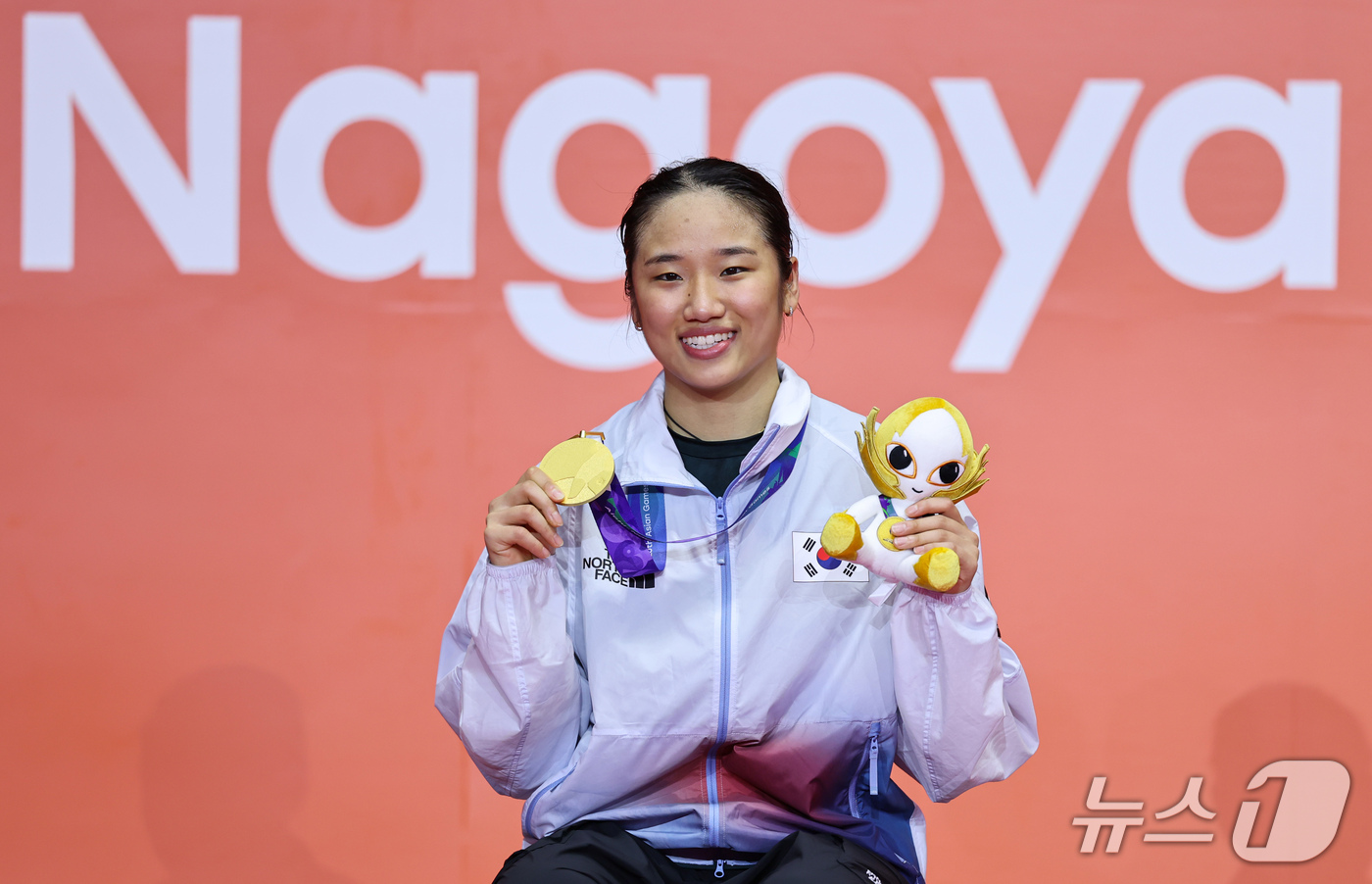 (이치노미야=뉴스1) 김도우 기자 = 대한민국 안세영이 29일 일본 이치노미야 시립체육관에서 열린 2026 아이치·나고야 아시안게임 배드민턴 여자 단식 시상식에서 금메달을 목에 걸 …