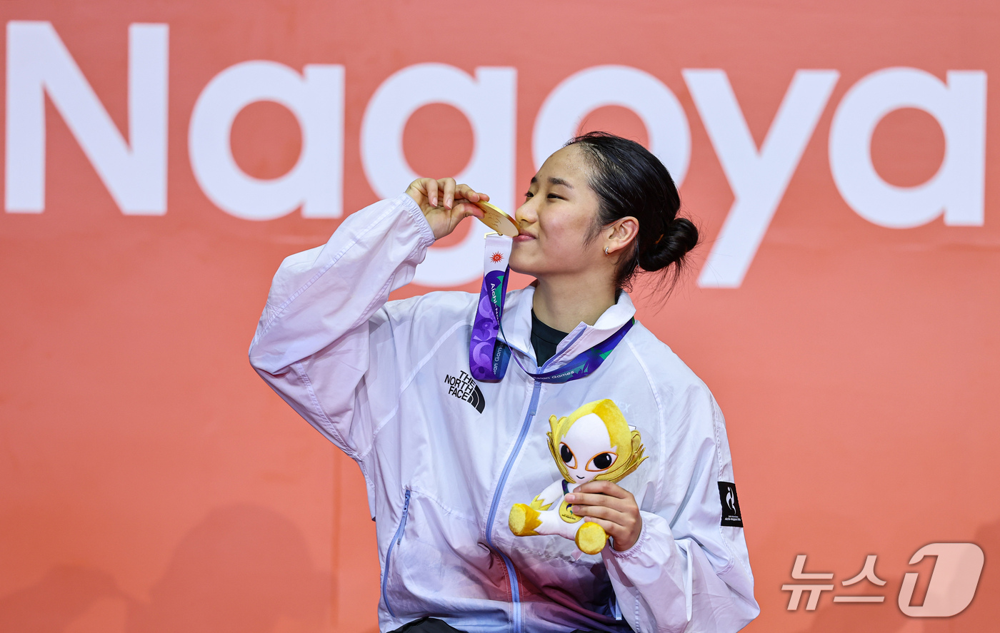 (이치노미야=뉴스1) 김도우 기자 = 대한민국 안세영이 29일 일본 이치노미야 시립체육관에서 열린 2026 아이치·나고야 아시안게임 배드민턴 여자 단식 시상식에서 금메달을 목에 걸 …