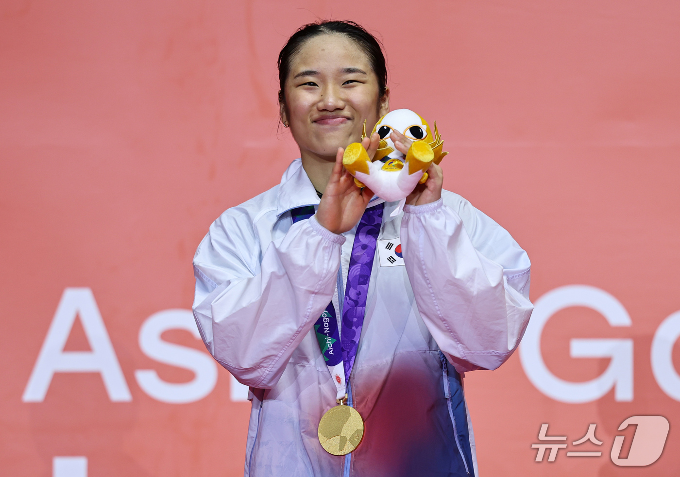 (이치노미야=뉴스1) 김도우 기자 = 대한민국 안세영이 29일 일본 이치노미야 시립체육관에서 열린 2026 아이치·나고야 아시안게임 배드민턴 여자 단식 시상식에서 금메달을 목에 걸 …